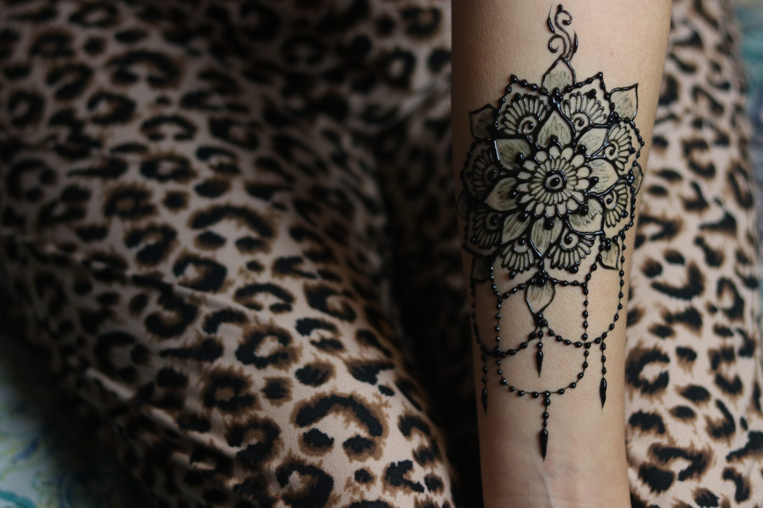 Black henna | Henna tattoo designs, Tattoo designs, Henna tattoo designs  simple